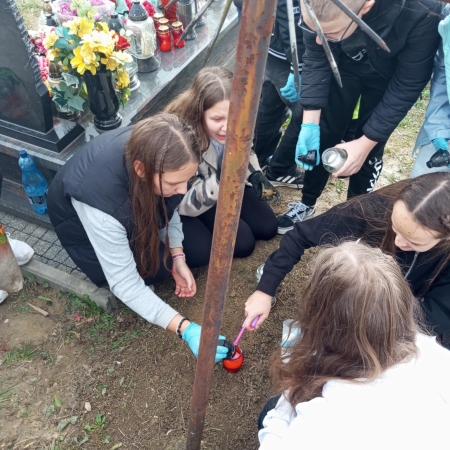 Pamiętamy o zmarłych -  klasowe wyjścia na groby...