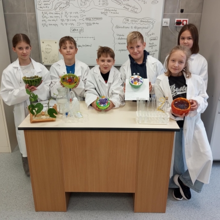 Pracownia biologiczno - chemiczna tętni życiem...