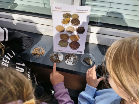 Gleba i jej tajemnice - zajęcia klasy IV w terenie...